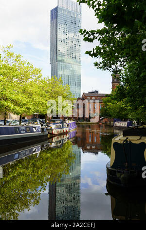 Castlefield Basin mit vertäuten Bargen und Beetham Tower Wolkenkratzer im Hintergrund, Greater Manchester, England, Großbritannien. Stockfoto