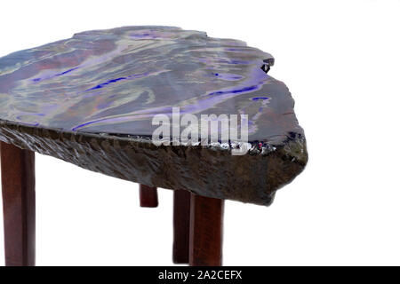 Decklack Kunstharz Epoxidharz mit Holz Tisch auf weißem Hintergrund Stockfoto