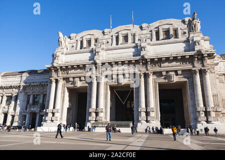 Mailand, Italien - Januar 19, 2018: Die Menschen laufen in der Nähe von Milano Centrale, dem Hauptbahnhof der Stadt Mailand, der größte Bahnhof in Eur Stockfoto