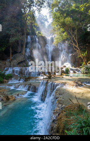 Wasserfälle und Kalksteinformationen mit Wasser cascading in türkisfarbenen Pools am Tat Kuang Si, Luang Prabang, Provinz Luang Prabang Laos, L Stockfoto