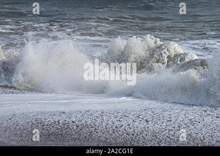 Raue oder wütende Meer im Winter in Porto Recanati Provinz Macerata Italien in der Nähe von Monte Conero mit dem Meer schäumen oder Kochen und Spritzwasser am Strand Stockfoto