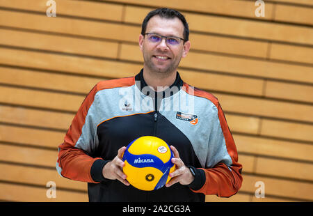 Berlin, Deutschland. 02 Okt, 2019. Mediaday BR Volleys, Horst-Korber-Sportzentrum. Trainer Cedric Enard hält die Volleyball. Credit: Andreas Gora/dpa/Alamy leben Nachrichten Stockfoto