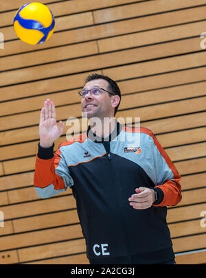 Berlin, Deutschland. 02 Okt, 2019. Mediaday BR Volleys, Horst-Korber-Sportzentrum. Trainer Cedric Enard jongliert Volleyball. Credit: Andreas Gora/dpa/Alamy leben Nachrichten Stockfoto