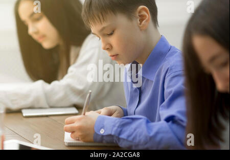 Die Schüler schreiben eine Prüfung Test im Klassenzimmer Stockfoto