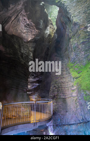 RIVA DEL GARDA, ITALIEN - Juni 7, 2019: Der Wasserfall in der Höhle Cascata Varone in der Nähe des Riva del Garda, Lago di Garda See. Stockfoto