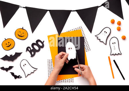 Frau Ausschneiden süße Gespenster und Kürbisse auf Hintergrund Stockfoto