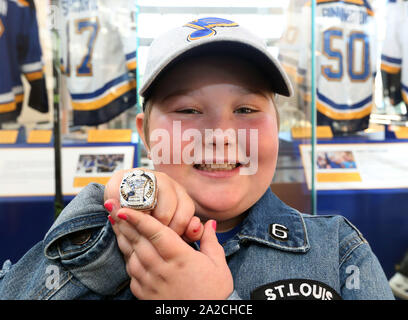 Laila Anderson, der 11-jährige St. Louis Blues Fan und Wer kämpft eine lebensbedrohliche Krankheit immun Erkrankung namens HLH, und wurde eine inspirierende Abbildung für die Franchise während der Saison den Stanley Cup gewinnen, hält den Stanley Cup ring ihr gegeben, die durch das Team in St. Louis am 2. Oktober 2019. Anderson hat enge Freunde mit allen Teammitgliedern und reiste mit dem Team während der Stanley Cup Spiele nach Boston, früher im Jahr. Anderson wird in Teilnahme, wenn die St. Louis Blues hoist die Meisterschaft Banner zu den Dachsparren der Enterprise Center am 2. Oktober, 2. Stockfoto