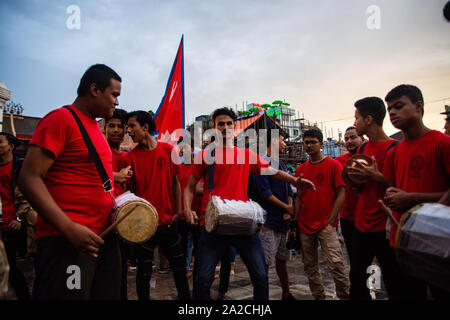 Nepalesen spielen traditionelles Instrument während des Indra Jatra Festivals in kathmandu, Nepal. Stockfoto