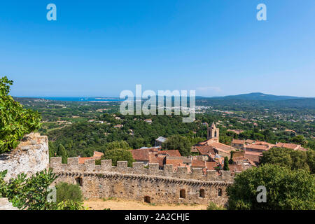 Die Aussicht von Grimaud Schloss auf den Golf von St. Tropez, Südfrankreich. Stockfoto