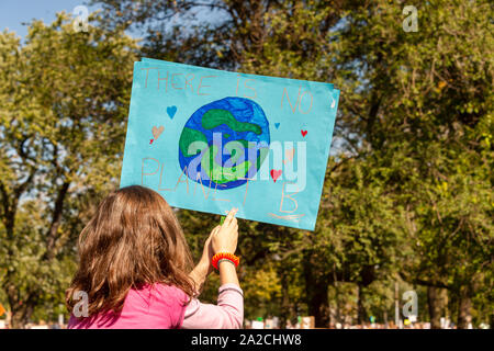 Montreal, CA - 27. September 2019: Junge Mädchen, dass eine "Planet B"-Schild während der Montreal Klima März. Stockfoto