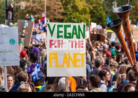 Montreal, CA - 27. September 2019: "Vegan für den Planeten' Schild am Montreal Klima März. Stockfoto