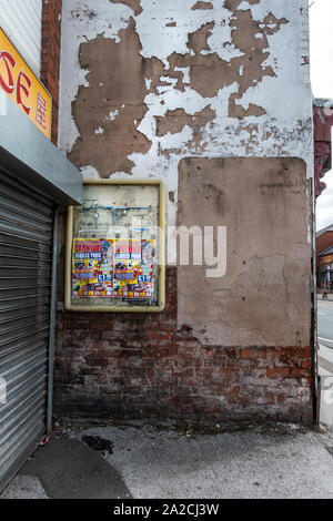 Alten zerrissenen Poster Förderung ein Karneval in die Stadt kommen. Auf alten Ziegelmauer mit abblätternder Farbe. Tipton, nordwestlich von Birmingham, West Midlands, UK. Stockfoto