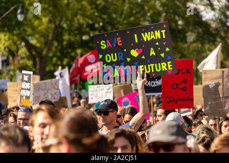 Montreal, CA - 27. September 2019: Mehr als 500 000 Menschen nehmen an den Montreal Klima März. Stockfoto