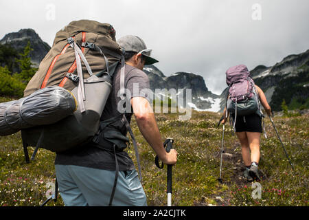 Ein paar Wanderungen entlang einer Spur für eine Nacht der Campingplatz in den Bergen. Stockfoto