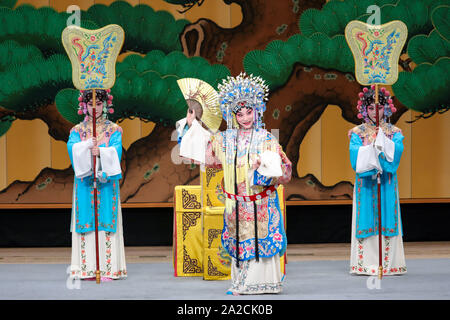 Tokio, Japan. 2. Okt, 2019. Künstler Peking Oper "Die betrunkenen Schönheit" das 100-jährige Jubiläum der chinesischen Theater Legende von Mei Lanfang Besuch in Japan in Tokio, der Hauptstadt von Japan, Oktober 2, 2019 zu markieren. Mei war einer der am meisten respektierten chinesischen Künstlern des 20. Jahrhunderts und Schöpfer der Stil der 'Mei Schule' der Peking Oper. Quelle: Ma Caoran/Xinhua/Alamy leben Nachrichten Stockfoto