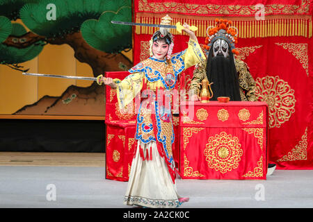 Tokio, Japan. 2. Okt, 2019. Künstler Peking Oper 'Lebewohl meine Konkubine" das 100-jährige Jubiläum der chinesischen Theater Legende von Mei Lanfang Besuch in Japan in Tokio, der Hauptstadt von Japan, Oktober 2, 2019 zu markieren. Mei war einer der am meisten respektierten chinesischen Künstlern des 20. Jahrhunderts und Schöpfer der Stil der 'Mei Schule' der Peking Oper. Quelle: Ma Caoran/Xinhua/Alamy leben Nachrichten Stockfoto