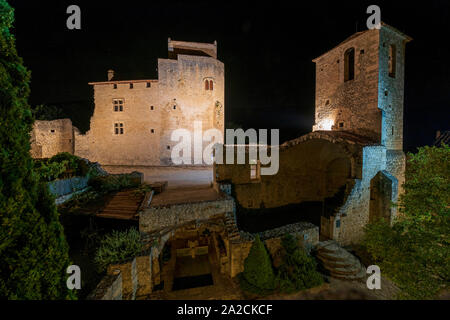 Das Halten und die Kapelle in der Nacht in Le Poet Laval, Drome Frankreich ruiniert. Stockfoto