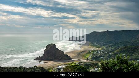 Blick auf Strand Piha Beach mit Lion Rock, in der Nähe von Auckland, Nordinsel, Neuseeland Stockfoto