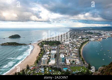 Blick auf den Mount Manganui Bezirk und Tauranga Hafen, Blick vom Mount Maunganui, Bay of Plenty, North Island, Neuseeland Stockfoto