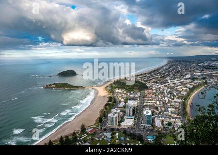 Blick auf den Mount Manganui Bezirk und Tauranga Hafen, Blick vom Mount Maunganui, Bay of Plenty, North Island, Neuseeland Stockfoto