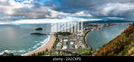 Blick auf den Mount Manganui Bezirk und Tauranga Hafen, Blick vom Mount Maunganui, Bay of Plenty, North Island, Neuseeland Stockfoto