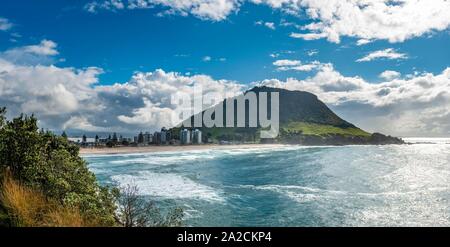 Blick auf Mount Manganui mit Strand, Blick von Moturiki, Tauranga, Bay of Plenty, North Island, Neuseeland Stockfoto
