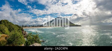 Blick auf Mount Manganui mit Strand, Blick von Moturiki, Tauranga, Bay of Plenty, North Island, Neuseeland Stockfoto