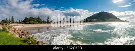 Blick auf Mount Manganui mit Strand, Blick von Moturiki, Tauranga, Bay of Plenty, North Island, Neuseeland Stockfoto