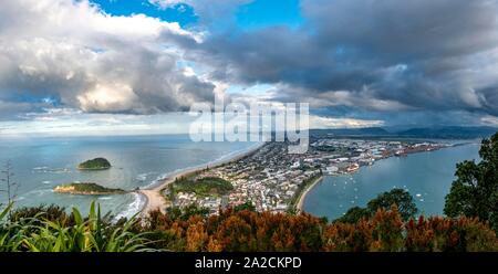 Blick auf den Mount Manganui Bezirk und Tauranga Hafen, Blick vom Mount Maunganui, Bay of Plenty, North Island, Neuseeland Stockfoto