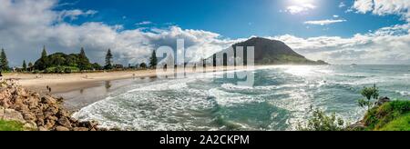 Blick auf Mount Manganui mit Strand, Blick von Moturiki, Tauranga, Bay of Plenty, North Island, Neuseeland Stockfoto