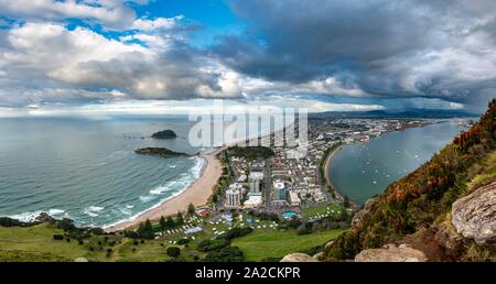 Blick auf den Mount Manganui Bezirk und Tauranga Hafen, Blick vom Mount Maunganui, Bay of Plenty, North Island, Neuseeland Stockfoto