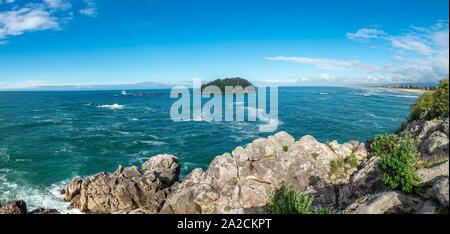 Blick auf Motiti Insel von Moturiki Halbinsel, Mount Manganui, Tauranga, Bay of Plenty, North Island, Neuseeland Stockfoto