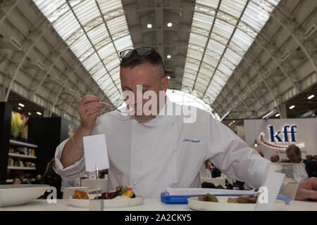 Olympia, London, UK. 2. Okt, 2019. Das Restaurant Messe in Olympia, Kensington. Die Veranstaltung hat über 450 Aussteller Besitz, dem Betrieb oder Arbeiten in Restaurants, Hotels, Pubs, Bars und die Gastfreundschaft Einrichtungen in ganz Großbritannien. Penelope Barritt/Alamy leben Nachrichten Stockfoto