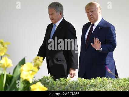 Washington, United States. 02 Okt, 2019. Präsident Donald Trump (R) Wellen in der Presse, als er Escorts Finnlands Präsident Sauli Niinisto entlang der Kolonnade des Weißen Hauses das Oval Office, Mittwoch, Oktober 2, 2019, in Washington, DC. Die Führung wird ein Arbeitsessen und eine gemeinsame Pressekonferenz abhalten. Foto von Mike Theiler/UPI Quelle: UPI/Alamy leben Nachrichten Stockfoto