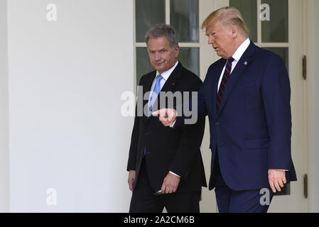 Washington, United States. 02 Okt, 2019. Präsident Donald Trump (R) zeigt den Weg, wie er Escorts Finnlands Präsident Sauli Niinisto entlang der Kolonnade des Weißen Hauses das Oval Office, Mittwoch, Oktober 2, 2019, in Washington, DC. Die Führung wird ein Arbeitsessen und eine gemeinsame Pressekonferenz abhalten. Foto von Mike Theiler/UPI Quelle: UPI/Alamy leben Nachrichten Stockfoto