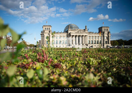 Berlin, Deutschland. 02 Okt, 2019. Der Reichstag wird durch Sonnenlicht am späten Nachmittag beleuchtet. Credit: Arne Immanuel Bänsch/dpa/Alamy leben Nachrichten Stockfoto