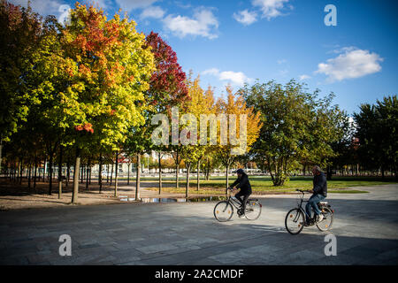 Berlin, Deutschland. 02 Okt, 2019. Radfahrer entlang Bäume im Herbst vor dem Bundeskanzleramt. Credit: Arne Immanuel Bänsch/dpa/Alamy leben Nachrichten Stockfoto
