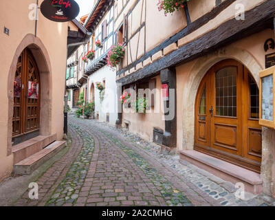 Fachwerkhaus Gebäude im Zentrum von Eguisheim Elsass Frankreich einer hübschen mittelalterlichen Stadt im Herzen des Elsass Wein Region und beliebte Reise dest Stockfoto