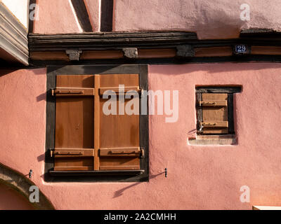 Ein architektonisches Detail einer alten hölzernen Tür oder Verschluss auf ein Fenster in einem alten Gebäude in Eguisheim Elsass Frankreich Stockfoto