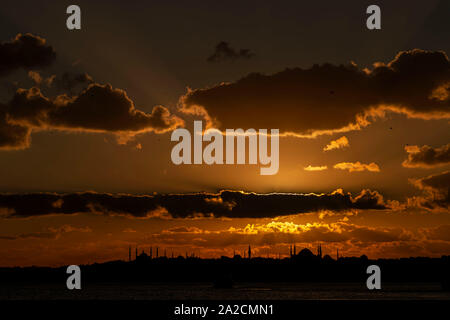 Stadtbild von Istanbul mit Silhouetten der alten Moscheen und Minarette bei Sonnenuntergang. Panoramaaussicht, der Jungfrauenturm, Galata-Turm, Hagia Sophia, die Stockfoto