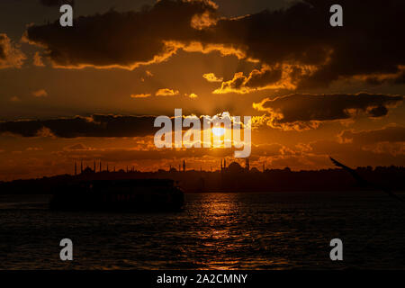 Stadtbild von Istanbul mit Silhouetten der alten Moscheen und Minarette bei Sonnenuntergang. Panoramaaussicht, der Jungfrauenturm, Galata-Turm, Hagia Sophia, die Stockfoto