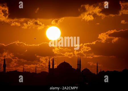 Stadtbild von Istanbul mit Silhouetten der alten Moscheen und Minarette bei Sonnenuntergang. Panoramaaussicht, der Jungfrauenturm, Galata-Turm, Hagia Sophia, die Stockfoto