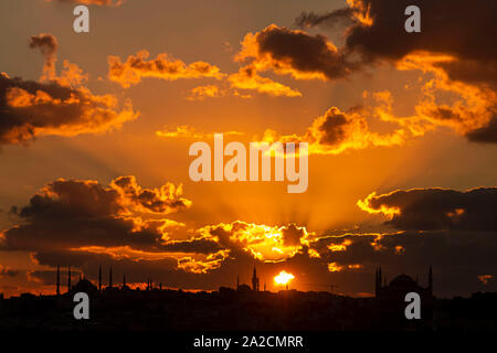 Stadtbild von Istanbul mit Silhouetten der alten Moscheen und Minarette bei Sonnenuntergang. Panoramaaussicht, der Jungfrauenturm, Galata-Turm, Hagia Sophia, die Stockfoto