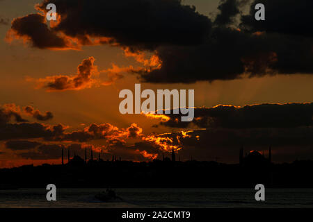 Stadtbild von Istanbul mit Silhouetten der alten Moscheen und Minarette bei Sonnenuntergang. Panoramaaussicht, der Jungfrauenturm, Galata-Turm, Hagia Sophia, die Stockfoto