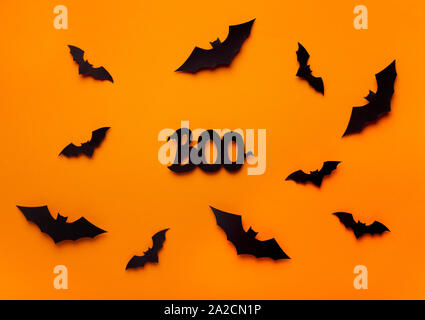 Erschreckend Halloween Hintergrund mit Fledermäuse fliegen auf Orange Stockfoto