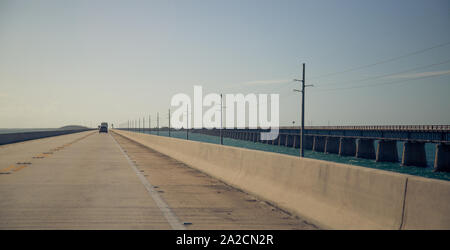 Foto des Overseas Highway in Florida, halb verlassen und perspektivisch an einem sonnigen Tag Stockfoto