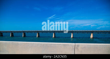 Foto des Overseas Highway in Florida, halb verlassen und perspektivisch an einem sonnigen Tag Stockfoto