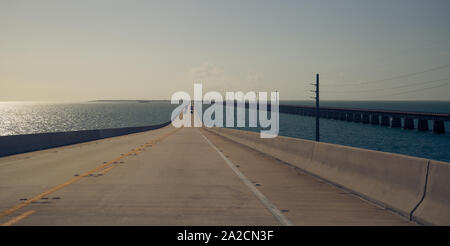 Foto des Overseas Highway in Florida, halb verlassen und perspektivisch an einem sonnigen Tag Stockfoto