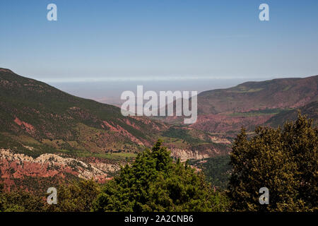 Landschaft auf dem Weg zum Tizi-N-Ticha Pass entlang des Atlasgebirges in der Provinz Ouarzazate in Marokko Stockfoto