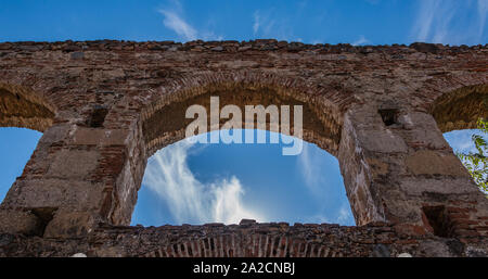 Eine Nahaufnahme der Acueducto de San Lázaro, in Mérida. Stockfoto